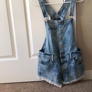 Overall shorts with lace!